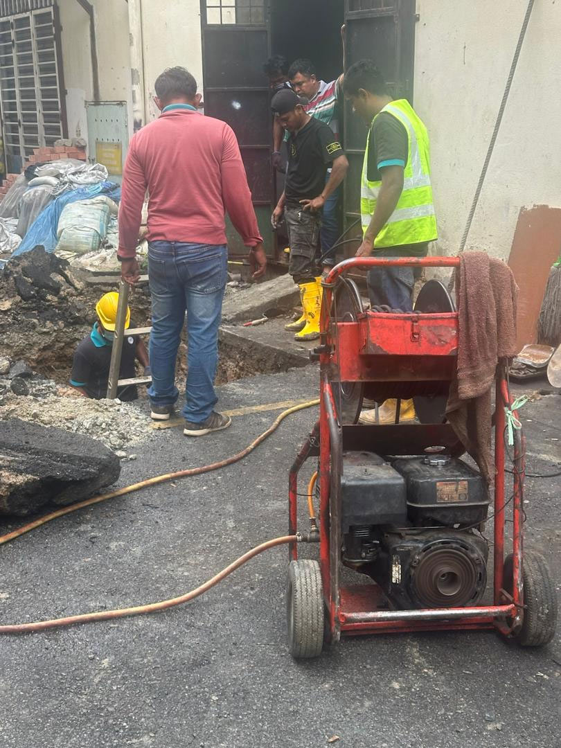 Sewerage-Pipeline-Blockage-Clearing